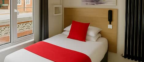 Habitación triple estándar | Escritorio, tabla de planchar con plancha, wifi gratis