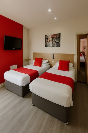 Standard Triple Room | Desk, iron/ironing board, free WiFi