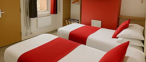 Escritorio, tabla de planchar con plancha y wifi gratis