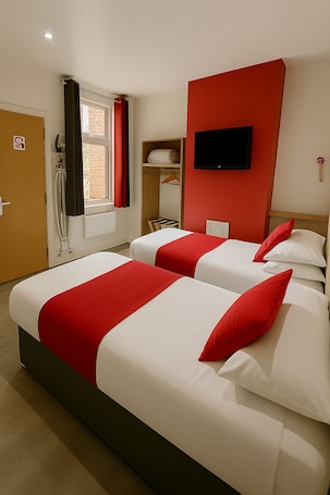 Standard Triple Room | Desk, iron/ironing board, free WiFi