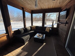 Smart-tv, pejs, dvd-afspiller, bordtennisbord