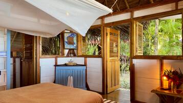 Honeymoon huisje | Luxe beddengoed, bedden met traagschuimmatras, individueel gedecoreerd