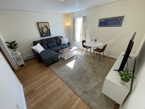 Smart TV, books - Cozy in-town Bar Harbor apt! (Bar Harbor)