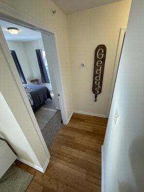 2 bedrooms, iron/ironing board, travel cot, free WiFi - Cozy in-town Bar Harbor apt! (Bar Harbor)