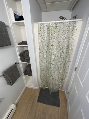 Douche, sĂšche-cheveux, serviettes fournies, papier toilette