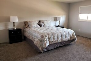 5 bedrooms, iron/ironing board, bed sheets - Cozy Family Home with Hot Tub and Pet Friendly (Cheyenne)