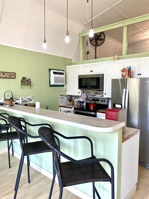 Frigorifero, microonde, forno, piano cottura