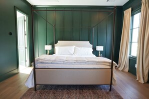 5 slaapkamers, een bureau, een strijkplank/strijkijzer, reisbedje