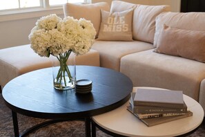 Televisión, chimenea, futbolito y estéreo 