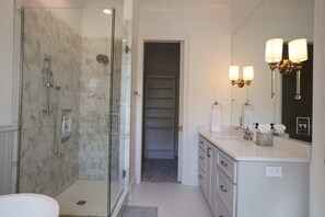 Badewanne, Haartrockner, Handtücher