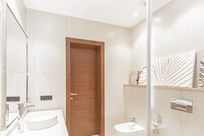 バスアメニティ (無料)、ヘアドライヤー、バスローブ、スリッパ