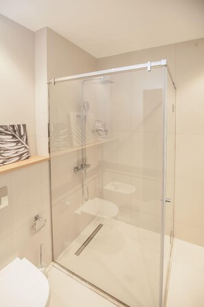 Kostenlose Toilettenartikel, Haartrockner, Bademäntel, Hausschuhe