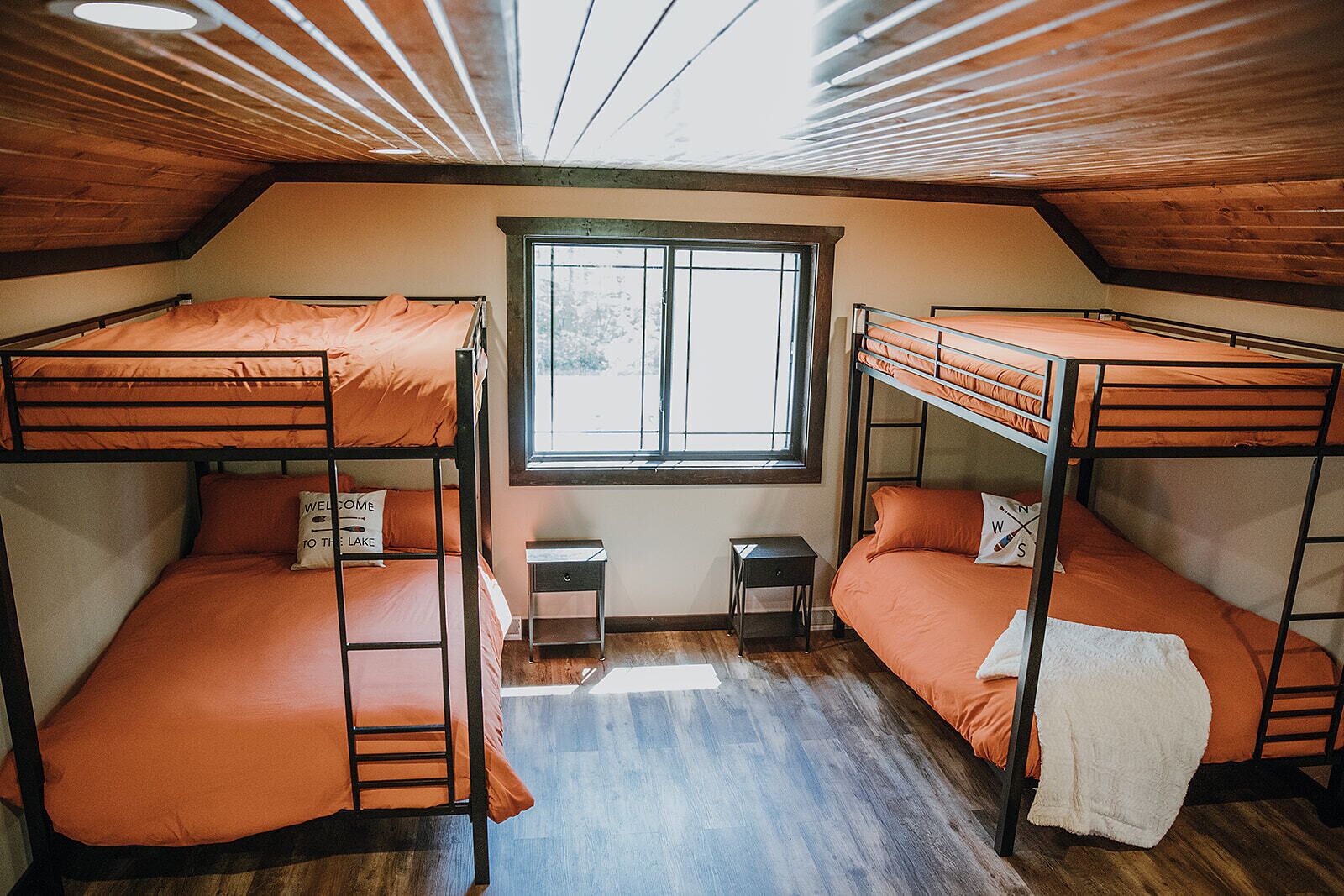 Friend and Family Lake house - Sleeps 16+