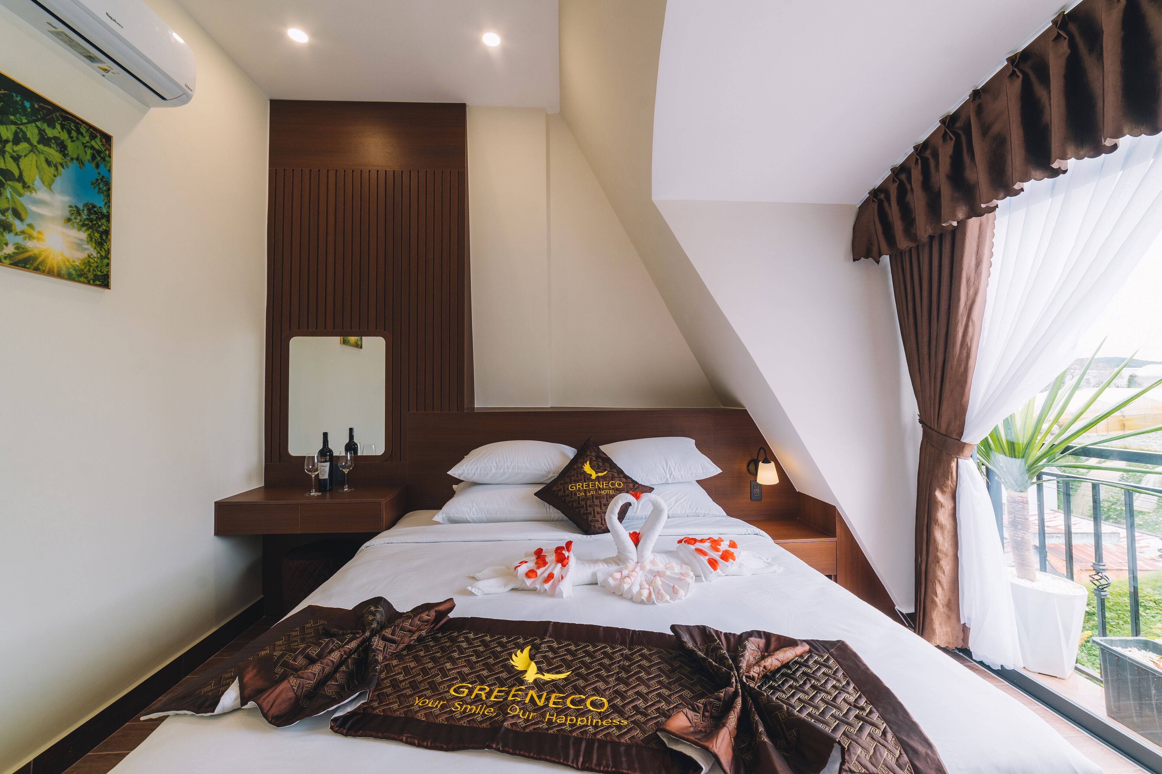 Ein Hotelzimmer mit einem Bett, einem Nachttisch, einem Spiegel und einem Fenster mit Vorhängen.