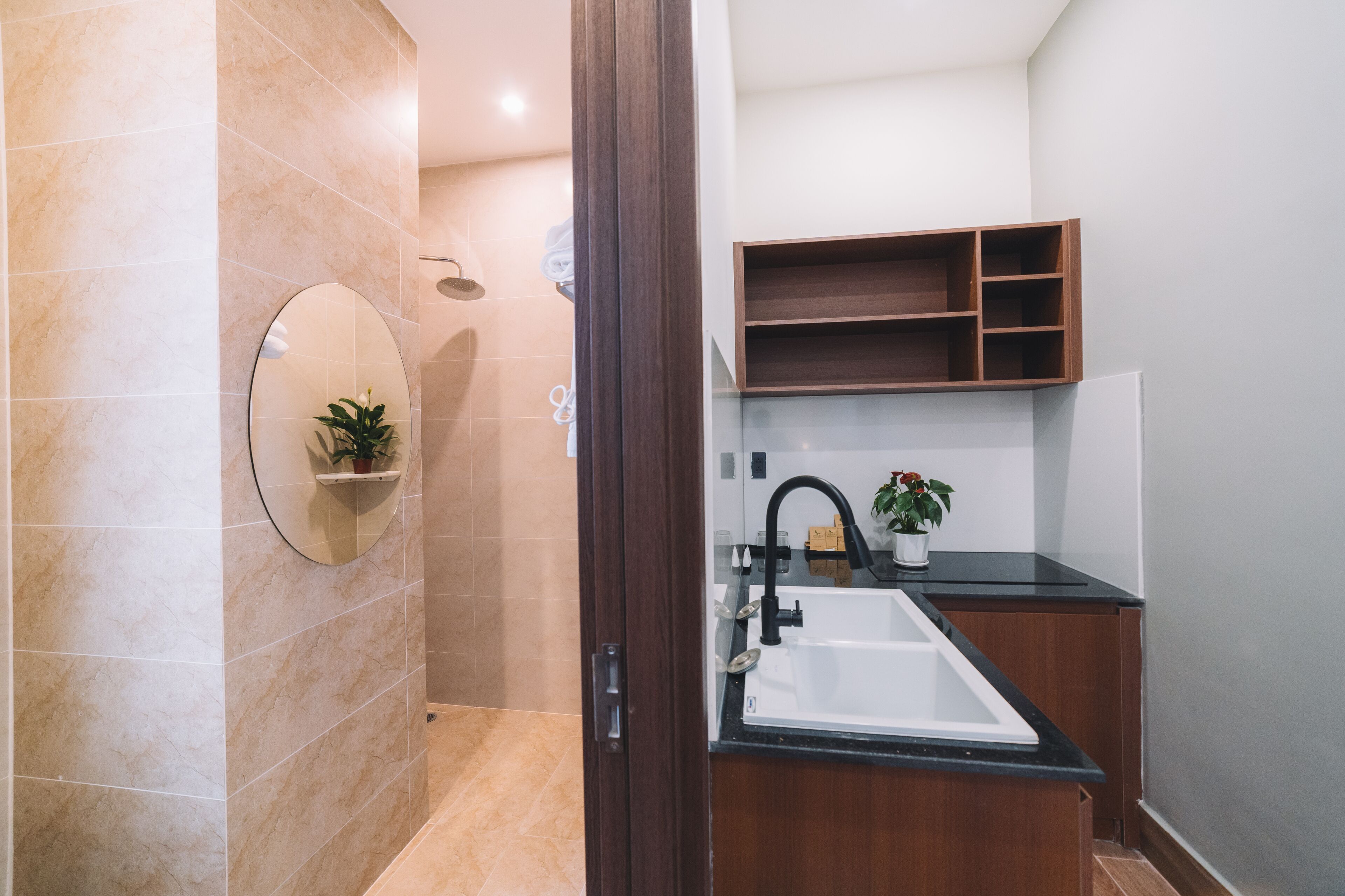 Une salle de bain moderne avec une douche, un lavabo et un miroir.