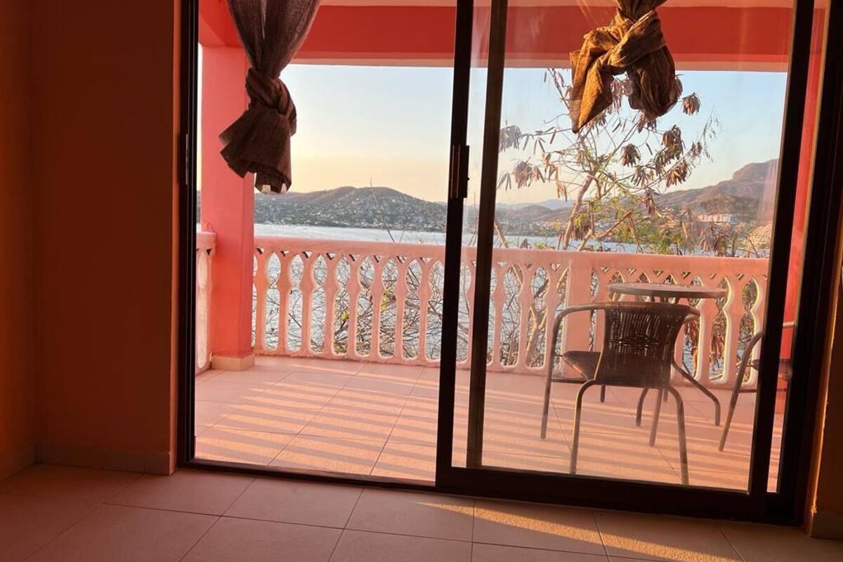 Un balcón con vistas a un paisaje montañoso.
