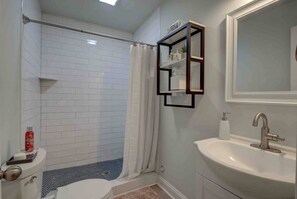 Shower, hair dryer, towels - The Bungalows F- Beachfront - Dog Friendly - Gazebo - Bikes (Surf City)