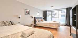 5 bedrooms, desk, iron/ironing board, free WiFi - A magnificent Montorgueil residence in a haussmannian style building (Paris)