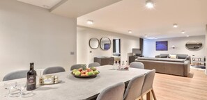 Dining - A magnificent Montorgueil residence in a haussmannian style building (Paris)