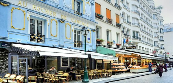 Outdoor dining - A magnificent Montorgueil residence in a haussmannian style building (Paris)