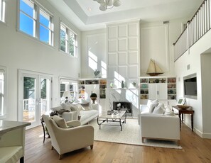 Smart-TV, Kamin, DVD-Player, Bücher