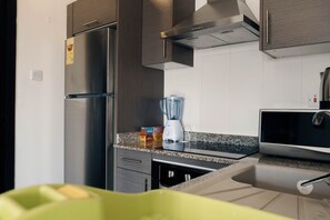 Kühlschrank, Mikrowelle, Ofen, Herdplatte