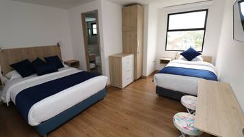 Kahden hengen superior-huone | Ylelliset vuodevaatteet, tallelokero huoneessa, työpöytä