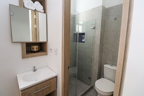 Standard-Doppelzimmer | Badezimmer | Dusche, Haartrockner, Handtücher, Seife
