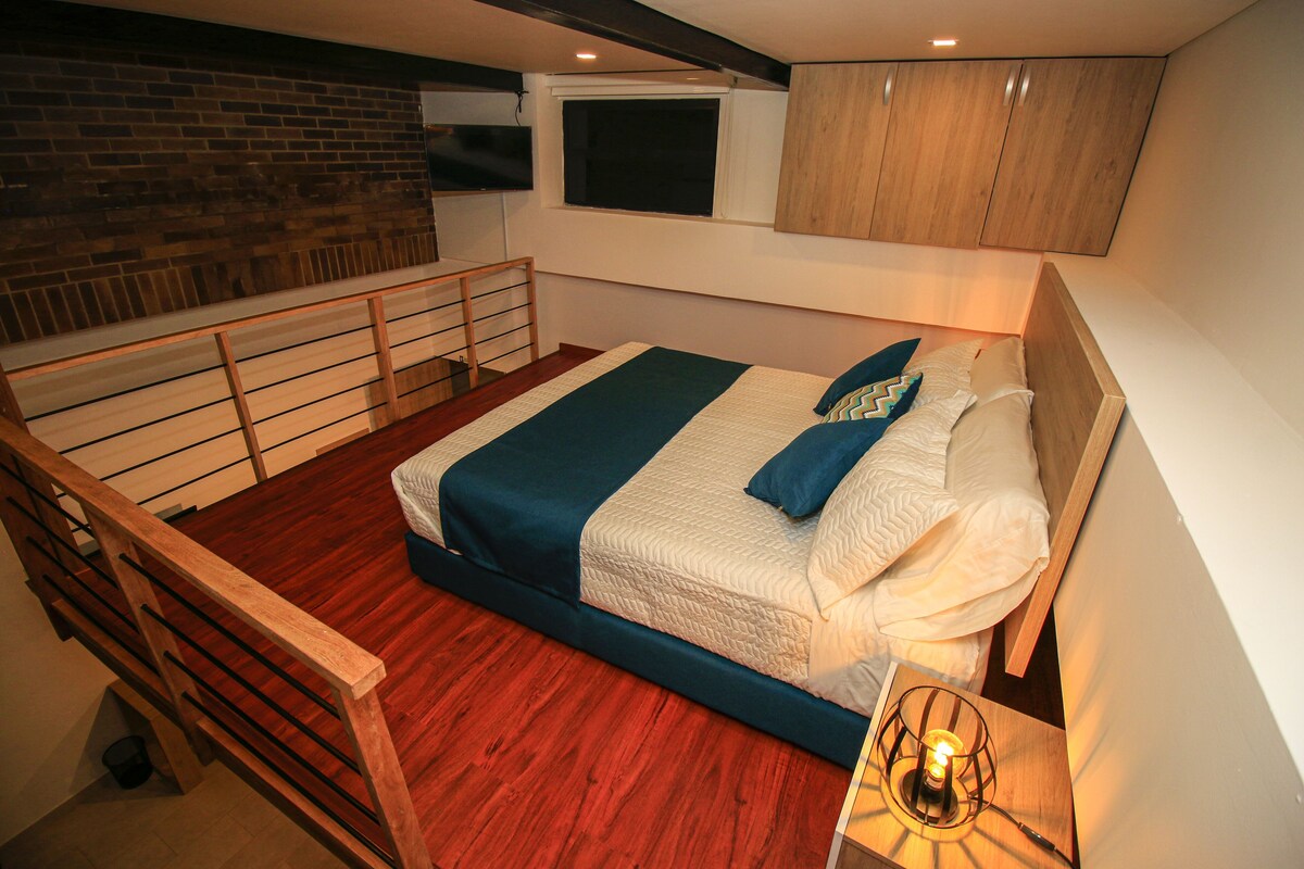 Ropa de cama de alta calidad y caja de seguridad en la habitación 