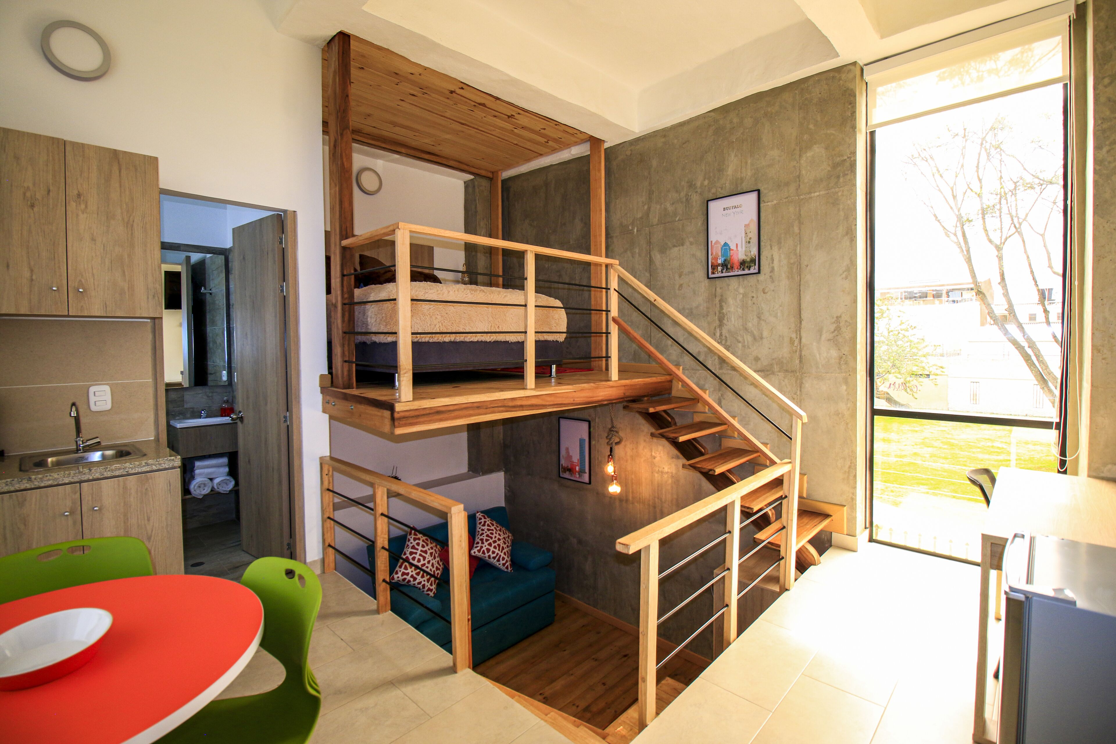 Executive-studiosviitti | Ylelliset vuodevaatteet, tallelokero huoneessa, työpöytä