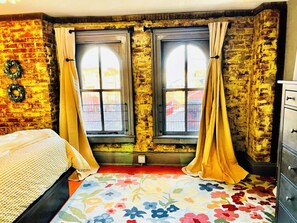 3 bedrooms, iron/ironing board, WiFi, bed sheets - ★WALK to STADIUM in 10 MINS! Free Private Park Western Ave Victorian ~ Winery (Pittsburgh)