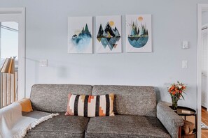 Smart-tv, een open haard en boeken
