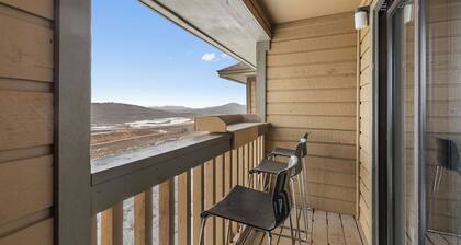 Ski-in / Ski-out, Cozy + Modern Retreat with Views