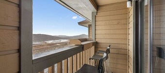 Ski-in / Ski-out, Cozy + Modern Retreat with Views