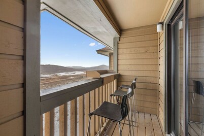 Ski-in / Ski-out, Cozy + Modern Retreat with Views