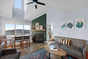 تلفزيون ذكي، مدفأة، كُتُب