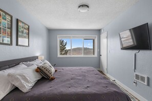 3 bedrooms, iron/ironing board, travel cot, free WiFi