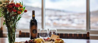 Ski-in / Ski-out, Cozy + Modern Retreat with Views