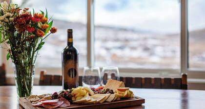 Ski-in / Ski-out, Cozy + Modern Retreat with Views