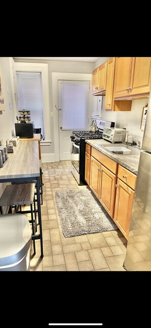 Refrigerador, microondas, horno y parrilla de estufa 