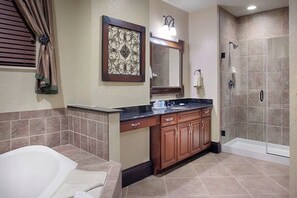 Douche, baignoire à jets, sèche-cheveux, serviettes fournies