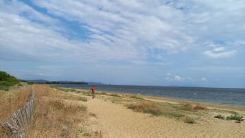 Chaises longues, serviettes de plage
