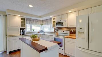 Coffee/tea maker, fridge, microwave, stovetop