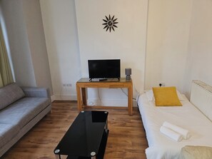 2 bedrooms, iron/ironing board, travel cot, free WiFi