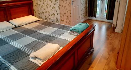 2 Bedroom\ 2 Bathroom apartment, 8 minutes walk to tube