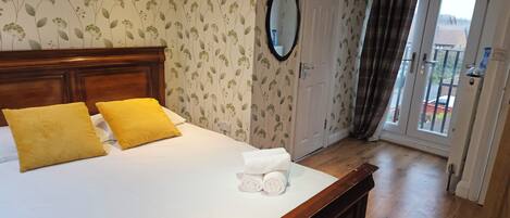 2 bedrooms, iron/ironing board, travel cot, free WiFi