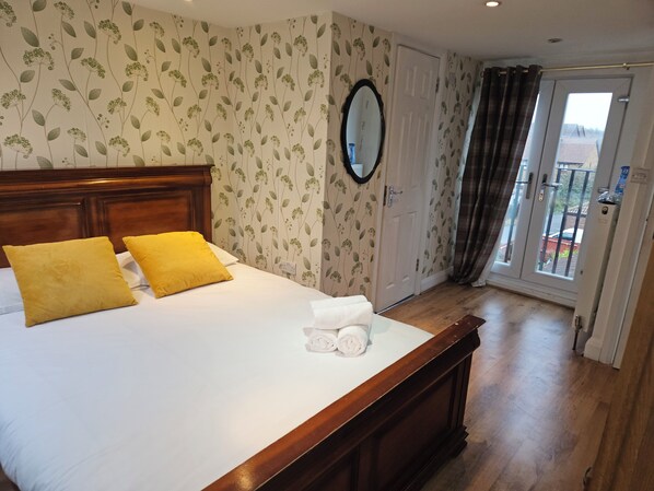 2 habitaciones, tabla de planchar con plancha y cuna de viaje 