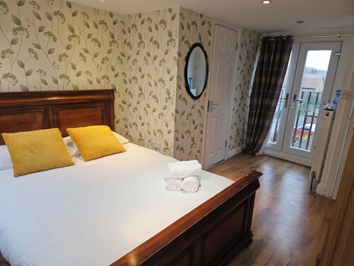 2 Bedroom\ 2 Bathroom apartment, 8 minutes walk to tube