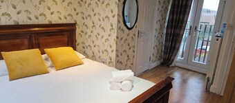 2 Bedroom\ 2 Bathroom apartment, 8 minutes walk to tube