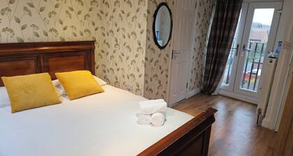 2 Bedroom\ 2 Bathroom apartment, 8 minutes walk to tube